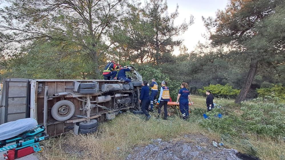 Balıkesir’de kamyonet kaza sonucu ters döndü; 1 yaralı Balıkesir’de sabah saatlerinde direksiyon hakimiyetini kaybeden sürücünün aracı tek taraflı