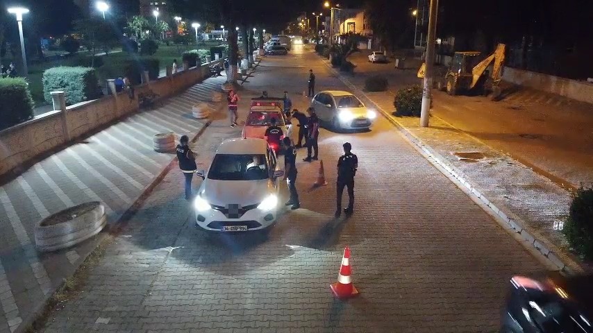 Edremit’te şok asayiş ve trafik uygulamasında 4 aranan şahıs yakalandı Edremit’te huzur ve güven ortamının devamını sağlamak amacıyla gerçekleştirilen şok