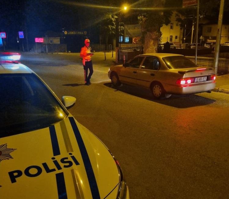 Balıkesir’de asayiş ve trafik huzur denetimi Balıkesir’de polis ekipleri tarafından il genelinde asayiş ve trafik huzur