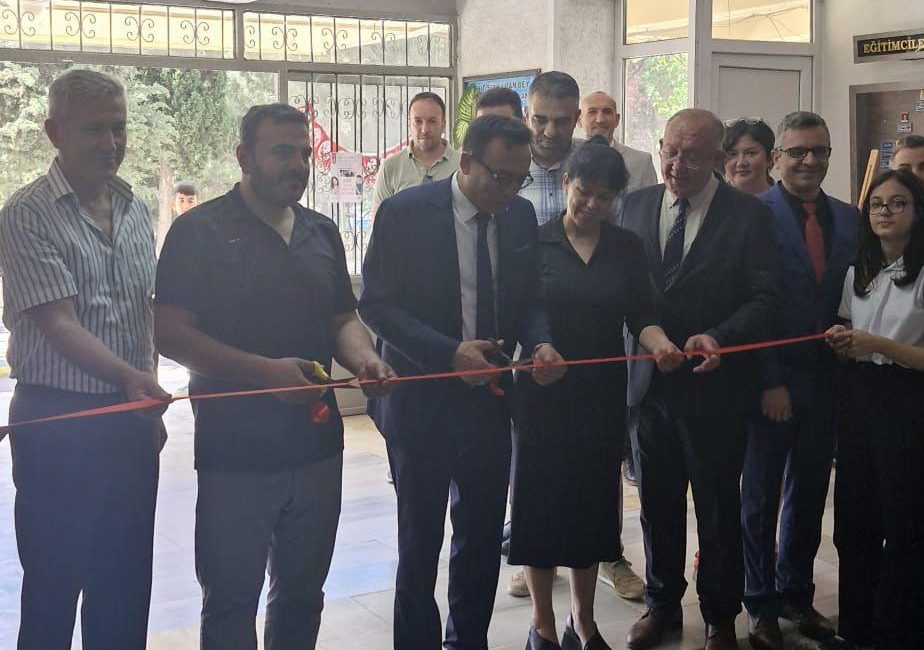Bandırma Şehit Süleyman Bey Ortaokulu öğrencilerin el emeği eserleri sergilendi Bandırma Şehit Süleyman Bey Ortaokulu’nun tarafından düzenlenen sergide, öğrencilerin yaptığı
