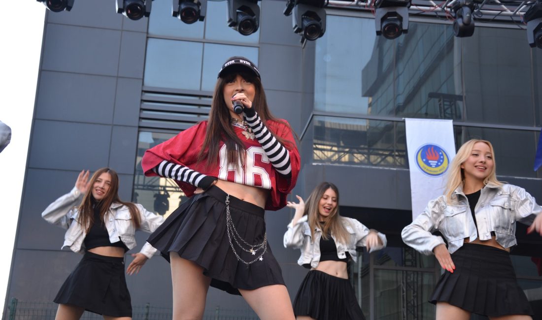 Melis Fis, şarkılarını Bandırma’nın TED Koleji öğrencileri için seslendirdi TEDFEST kapsamında sahne alan Melis Fis, “Kara Kedi”, “Uyku Yok”