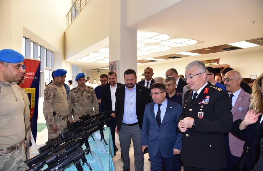 Balıkesir’de Ulusal Savunma ve Teknoloji zirvesi düzenlendi Balıkesir Üniversitesi, Milli Savunma ve Teknoloji Topluluğu tarafından düzenlenen ve