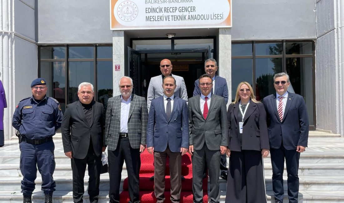 Bandırma protokolü genç mucitlerle bir araya geldi Recep Gençer MTAL’de TÜBİTAK 4006 Bilim Fuarı kapsamında düzenlenen etkinlikte