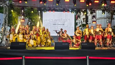 Bandırma Belediyesi tarafından düzenlenen Sahil Şenlikleri, Cumhuriyet Meydanı’nda halk dansları,