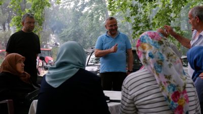 Karapürçek Mahallesi’nde düzenlenen Hıdırellez programında vatandaşlar hayır sofrasında bir araya