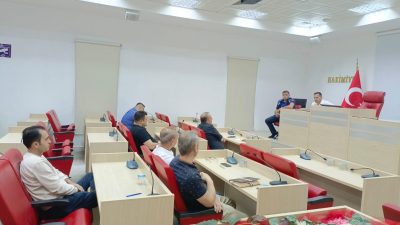 Gönen Belediyesi’nde gerçekleştirilen market temsilcileriyle bilgilendirme toplantısında kamyon ve büyük