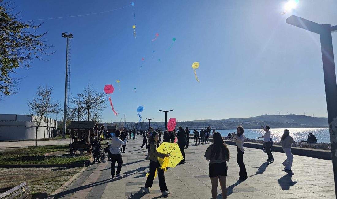 Bandırma’da 55 uçurtma gökyüzüyle buluştu Bandırma Onyedi Eylül Üniversitesi GDG Topluluğu tarafından düzenlenen uçurtma festivali,