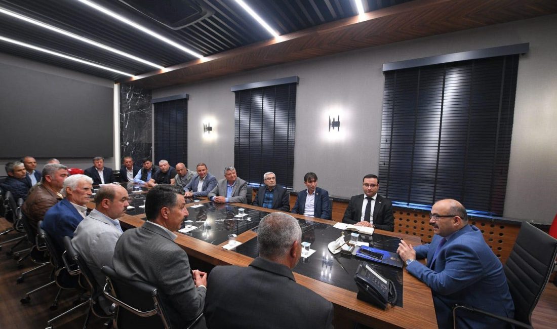 Ustaoğlu, Balıkesir’in muhtarlarından talepleri dinledi Balıkesir Valisi Ustaoğlu, Bandırma, Dursunbey ve diğer ilçelerin muhtarlarıyla gerçekleştirdiği