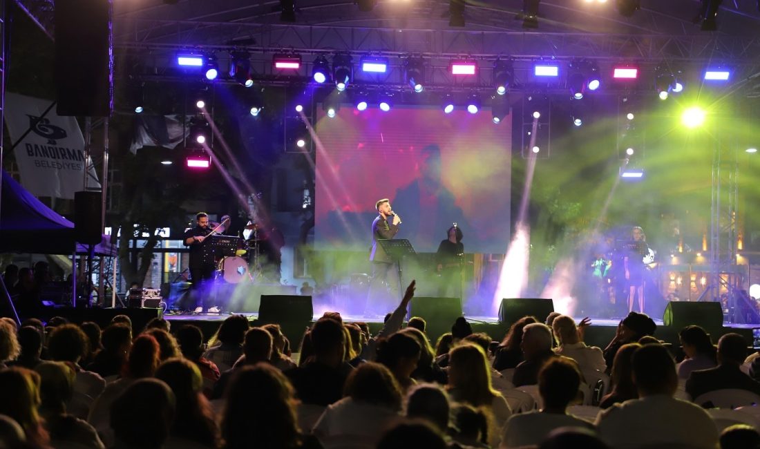 Sahil Şenliği’nde beşinci gün coşkusu Bandırma Sahil Şenliği’nin beşinci günü müzik ve dansla renklenirken gecenin