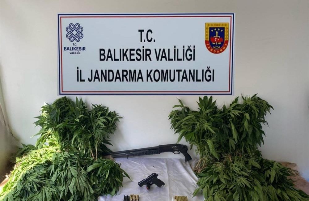Balıkesir’de jandarmadan organize suçlara karşı geniş çaplı operasyon Balıkesir İl Jandarma Komutanlığı ekipleri, bir hafta içerisinde 10 ilçede