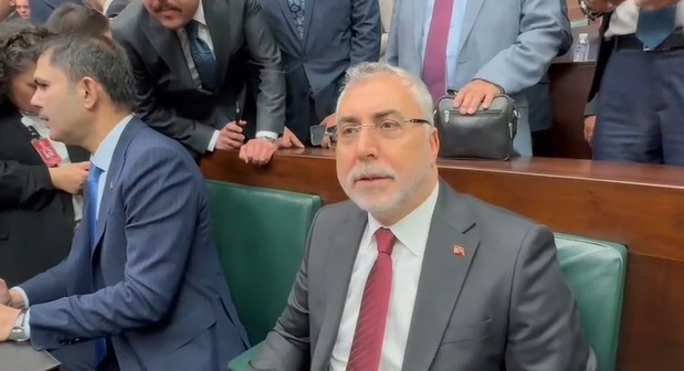 Bakan Işıkhan: “Ev hanımlarına emeklilik düzenlemesini 2028’e gelmeden tamamlayacağız” Çalışma ve Sosyal Güvenlik Bakanı Vedat Işıkhan, “Ev kadınlarına emeklilik