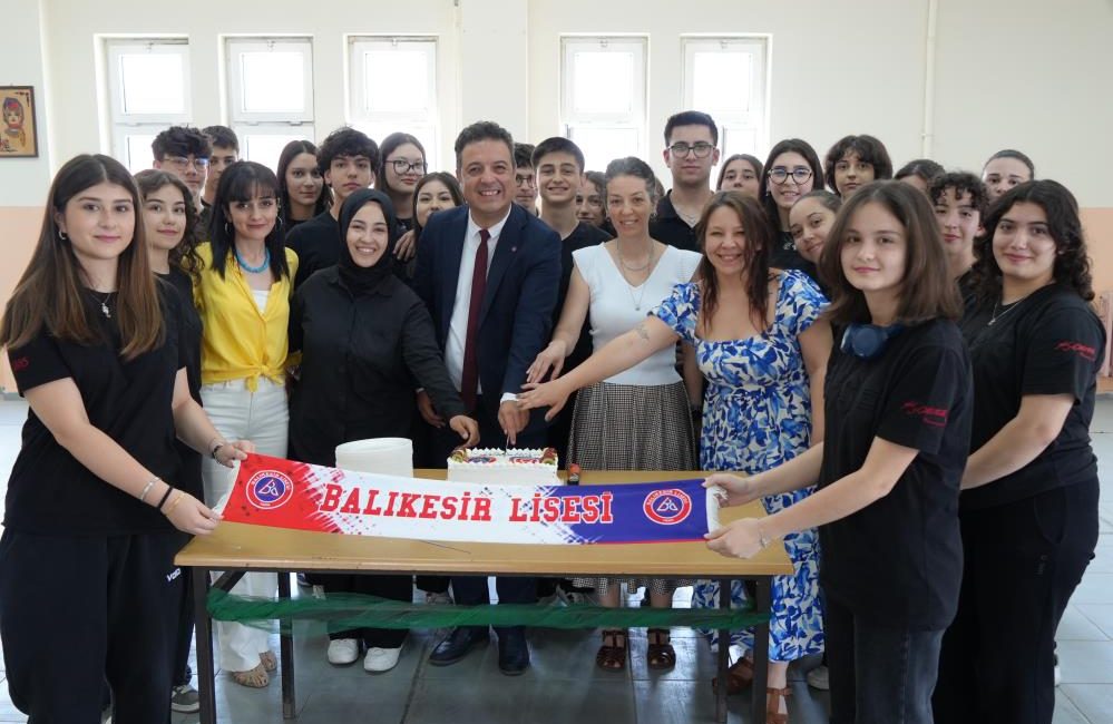 Milyonluk izlenmeye pastalı kutlama Balıkesir Lisesi’nde görevli Müzik Öğretmenin 30 öğrenci ile beraber yaptığı