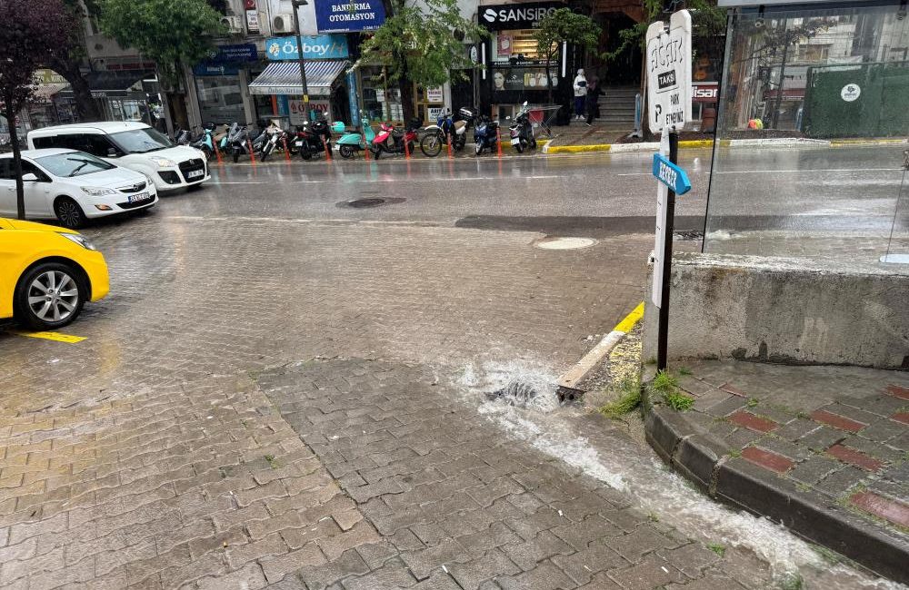 Meteoroloji Genel Müdürlüğü’nün uyarılarının ardından Balıkesir’in Bandırma ilçesinde sabah saatlerinde