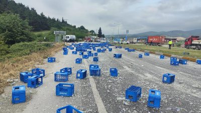 Balıkesir-Bursa karayolunda iki tırın çarpıştığı kaza maddi hasarla atlatıldı, kazanın