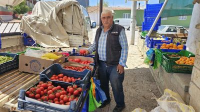 Doğapınar Mahallesi’nde her pazar kurulan pazarda 20 yıldır tezgâh açan