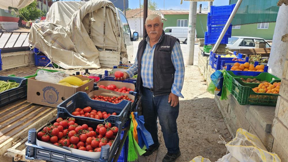20 yıldır tarlada üretip pazarda satıyor Doğapınar Mahallesi’nde her pazar kurulan pazarda 20 yıldır tezgâh açan
