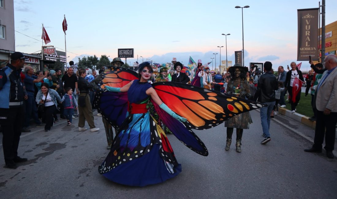 Bandırma Kuşcenneti Festivali’nin açılış korteji, müzikler, kostümler ve kalabalıkla şehre