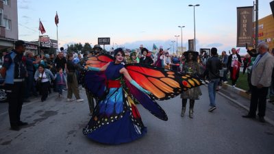 Bandırma Kuşcenneti Festivali’nin açılış korteji, müzikler, kostümler ve kalabalıkla şehre