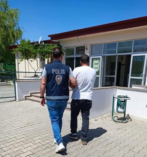 Kasten öldürme suçundan aranan şahıs, Burhaniye’de yakalandı Burhaniye’de polis ekiplerinin düzenlediği operasyonda, kasten öldürme suçundan aranan ve