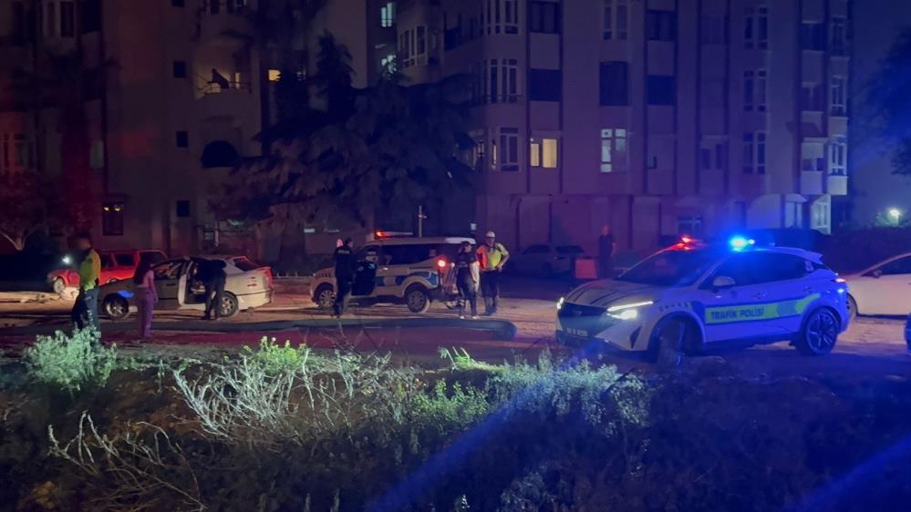 Erdek’te kız arkadaşını öldüren genç tutuklandı Erdek’te kız arkadaşını bıçaklayarak öldüren genç çıkarıldığı mahkemece tutuklanırken, saklanmasına