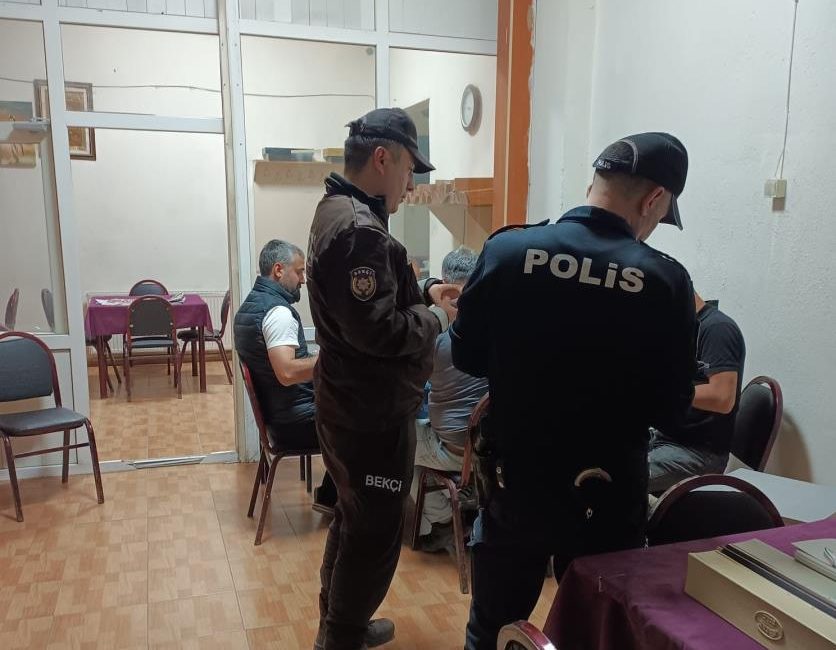 Balıkesir’de polis ekipleri tarafından aranan şahıslara yönelik yapılan operasyonlarda 51