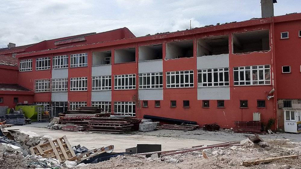 Eski Devlet hastanesi hizmet binası yıkılıyor 1954 yılında yapılan Balıkesir Devlet Hastanesi yeni hizmet binası yapımı