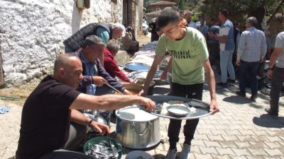 Burhaniye’de çiftçi hayrı etkinliği düzenlendi. Sübeylidere kırsal mahallesinde düzenlenen çiftçi
