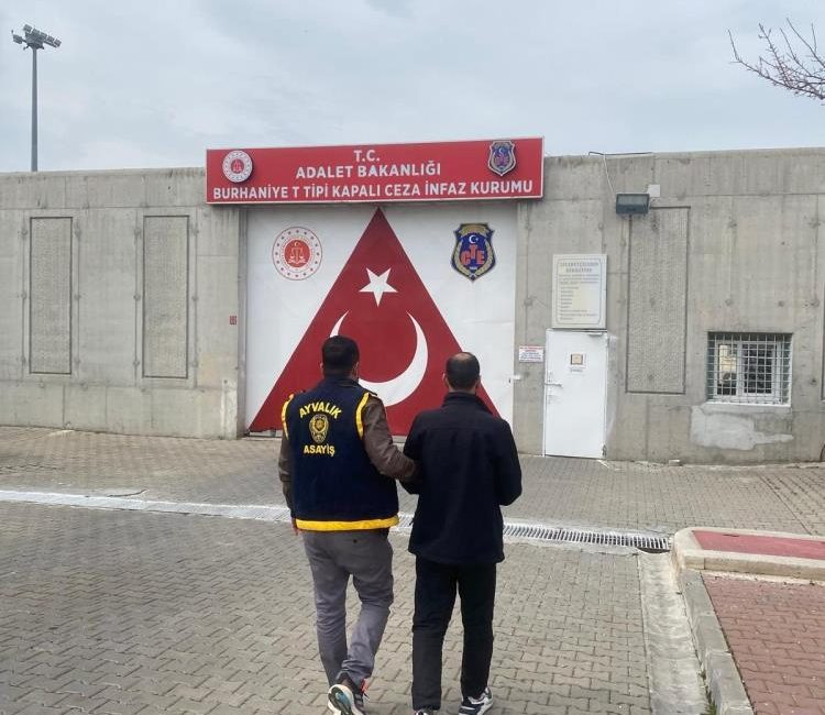 Kasten öldürme suçundan aranan şahıs Ayvalık’ta yakalandı Ayvalık’ta, kasten öldürme suçundan arama kararı ve 10 yıl 10