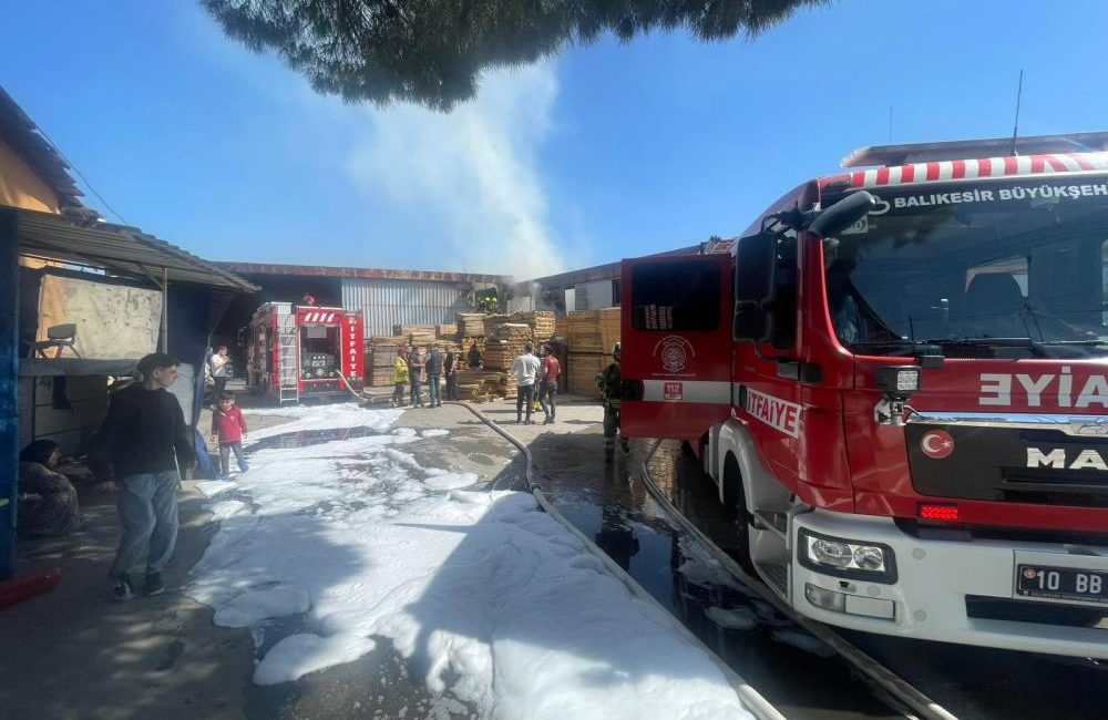 Balıkesir’de mobilya atölyesinde korkutan yangın Altıeylül’e bağlı Gümüşçeşme Mahallesi, Eski Kepsut Yolu Caddesi üzerinde bulunan