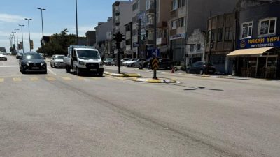  Bandırma’da, şehir içi otobüsünden yola sızan mazot nedeniyle Atatürk Caddesi’nde
