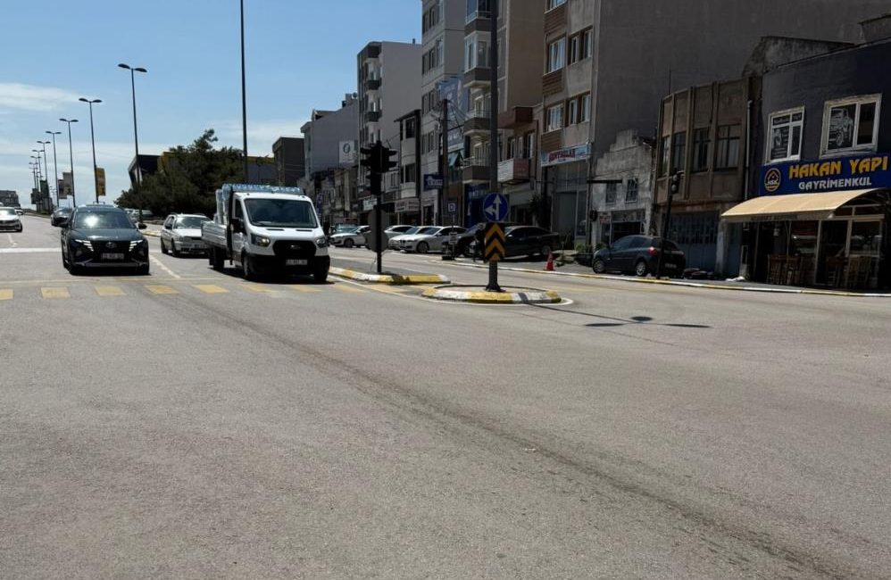  Bandırma’da, şehir içi otobüsünden yola sızan mazot nedeniyle Atatürk Caddesi’nde