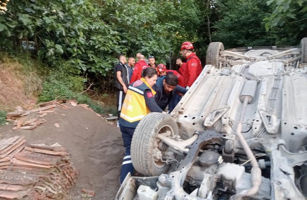 Kocapınar Mahallesi’nde meydana gelen trafik kazasında, araç içerisinde sıkışan sürücü