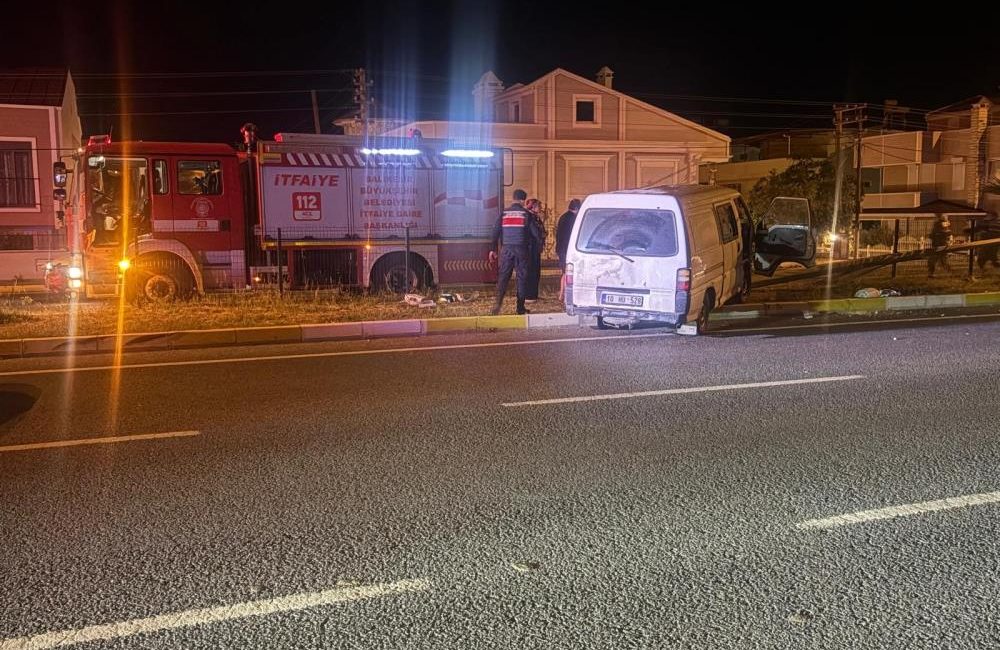 Yoldan çıkıp elektrik direğine çarpan minibüste can pazarı Altınoluk Mahallesi Gurupkent Mevkii’nde meydana gelen kazada yoldan çıkan minibüs