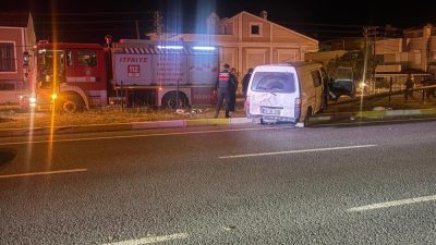 Altınoluk Mahallesi Gurupkent Mevkii’nde meydana gelen kazada yoldan çıkan minibüs