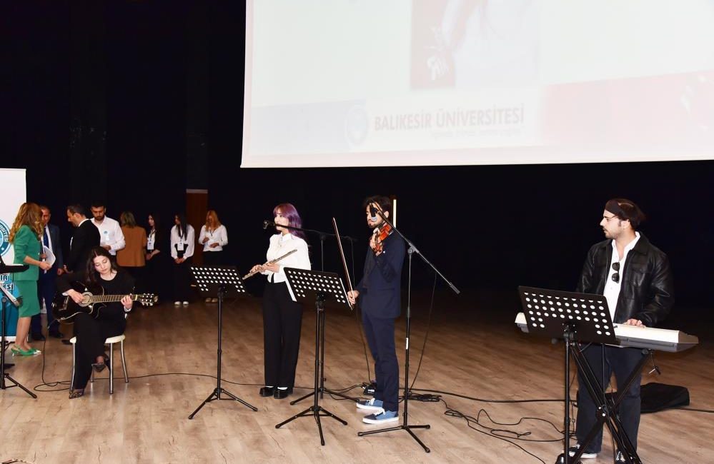 Balıkesir MYO’da mezuniyet sevinci Balıkesir Meslek Yüksekokulunda (MYO) mezuniyet coşku ve sevinç ile yapıldı.