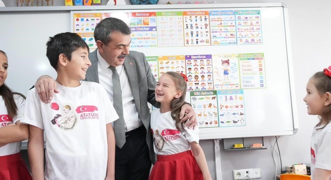 Bakan Yusuf Tekin Bandırma’da öğrencilerle buluştu Milli Eğitim Bakanı Yusuf Tekin, Bandırma Yeniyenice İlkokulu’nu ziyaret ederek