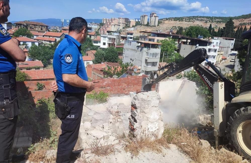 Edremit’te metruk binalar yıkılıyor Edremit’te kötü amaçlı kullanımların ve güvenlik risklerinin önüne geçmek amacıyla