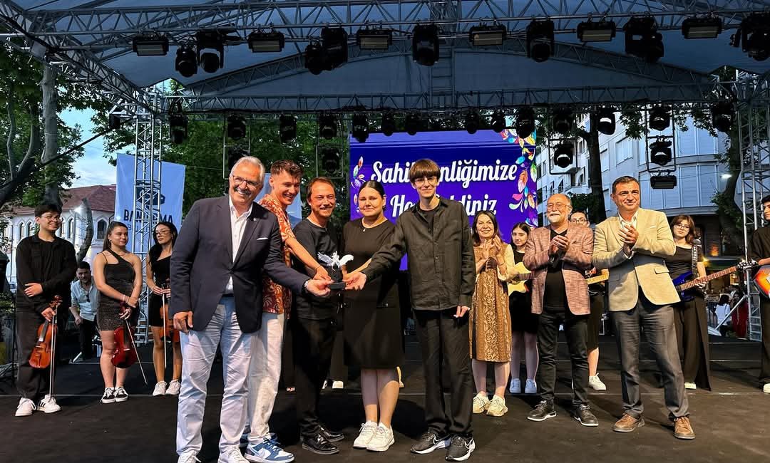 Bandırma Sahil Şenlikleri’nde genç yetenekler sahnede parladı Sahil Şenlikleri’nin ikinci gününde Bandırmalı gençler dans gösterileri ve konserlerle