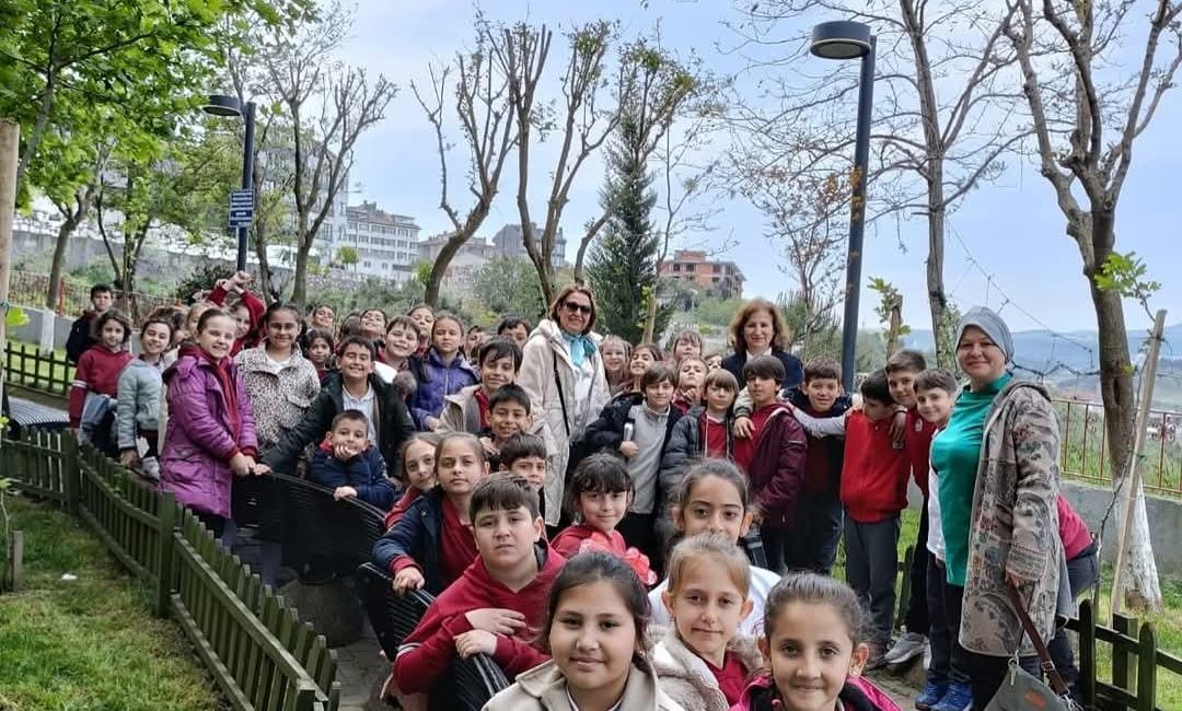 Bandırmalı miniklerden plastik kapak toplama kampanyasına destek Şehit Öğretmen Mustafa Boz İlkokulu öğrencileri, Paşabayır Mahalle Muhtarı Belgin