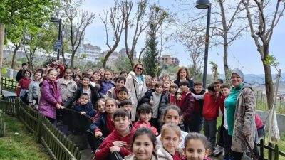 Şehit Öğretmen Mustafa Boz İlkokulu öğrencileri, Paşabayır Mahalle Muhtarı Belgin