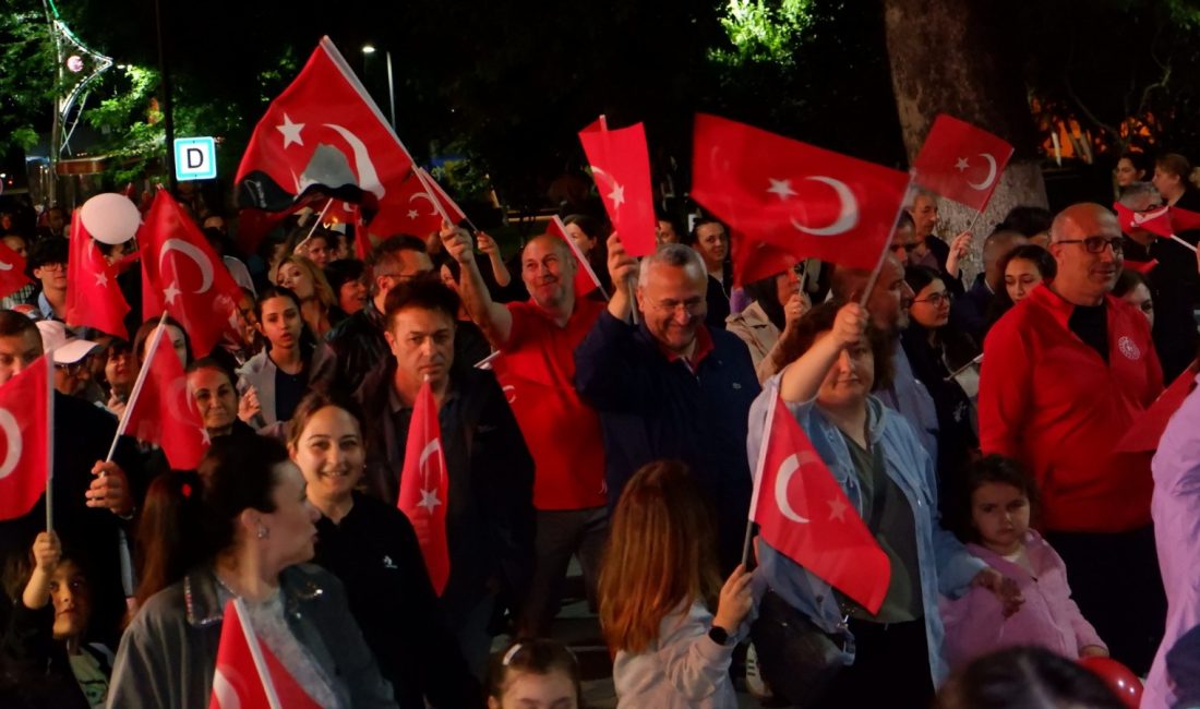 Susurluk’ta Gençlik Yürüyüşü ve Konser Coşkusu 17 Mayıs Gençlik Yürüyüşü ve ardından düzenlenen konser, Susurluk’ta yüzlerce