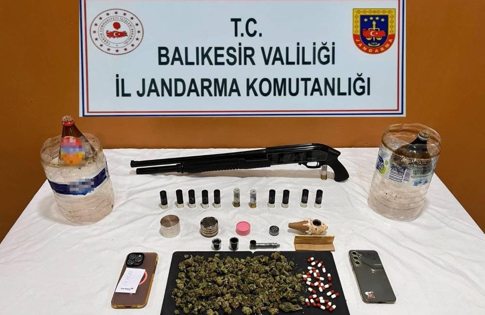 Susurluk’ta uyuşturucuya geçit yok Susurluk’ta jandarma ekipleri tarafından düzenlenen uyuşturucu operasyonunda iki kişi gözaltına