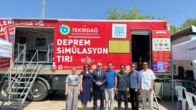 Bandırma Belediye Başkanı Dursun Mirza, Cumhuriyet Meydanı’nda kurulan Deprem Simülasyon