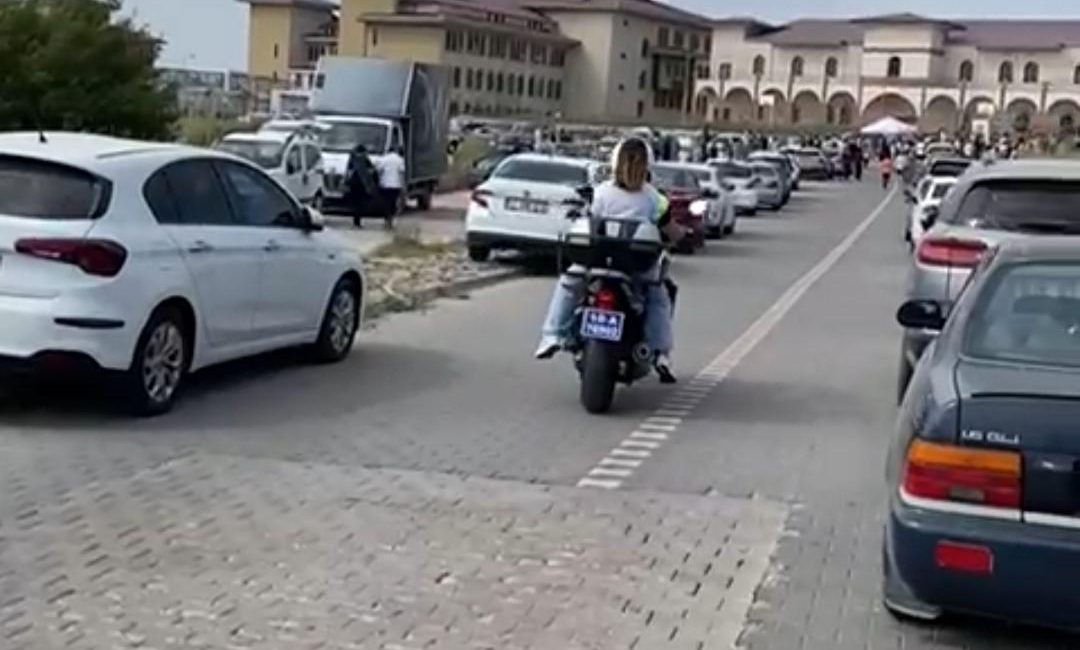 Bandırma’da polis zamana karşı yarıştı, geç kalan öğrenci son anda sınava yetişti Bandırma’da üniversiteye giriş sınavına dakikalar kala sınav merkezine yetişememe tehlikesi