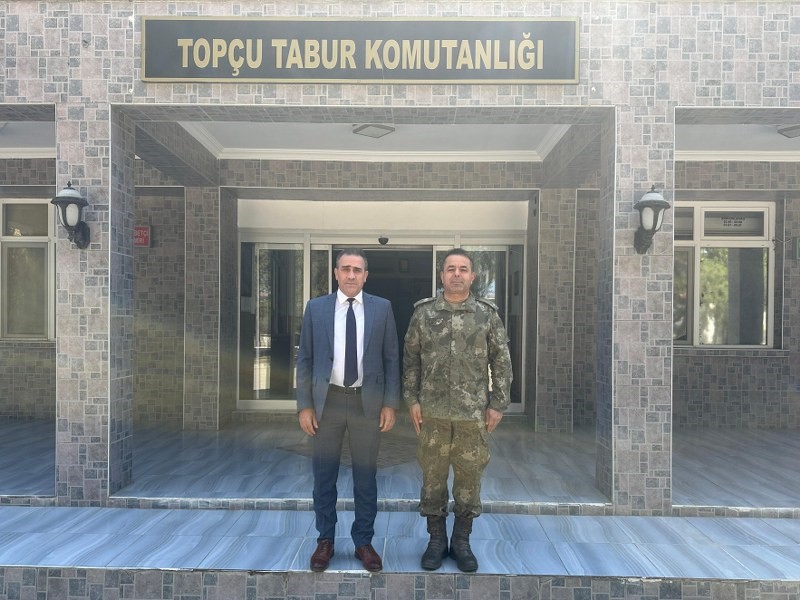 Kaymakam Memiş’ten Garnizon Komutanı Binbaşı Kaya’ya veda ziyareti Burhaniye’de görev süresini tamamlayan Kaymakam İlyas Memiş, Garnizon Komutanı Topçu