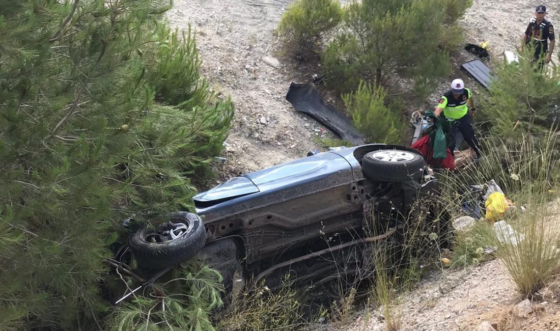 Balıkesir’de otomobil şarampole uçtu: 5 Yaralı Balıkesir-Bigadiç kara yolunda otomobilin şarampole uçması sonucu 5 kişi yaralandı.