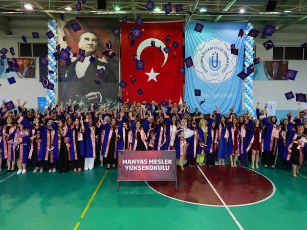 BANÜ Manyas MYO mezunları yeni hayatlarına “merhaba” dedi Bandırma Onyedi Eylül Üniversitesi Manyas Meslek Yüksekokulu mezuniyet töreninde duygusal