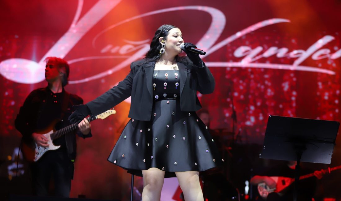 Kandemir şarkılarıyla Bandırma’da bir öykü yazdı 34. Uluslararası Bandırma Kuşcenneti Kültür ve Turizm Festivali’nde, Bandırma’da sahne