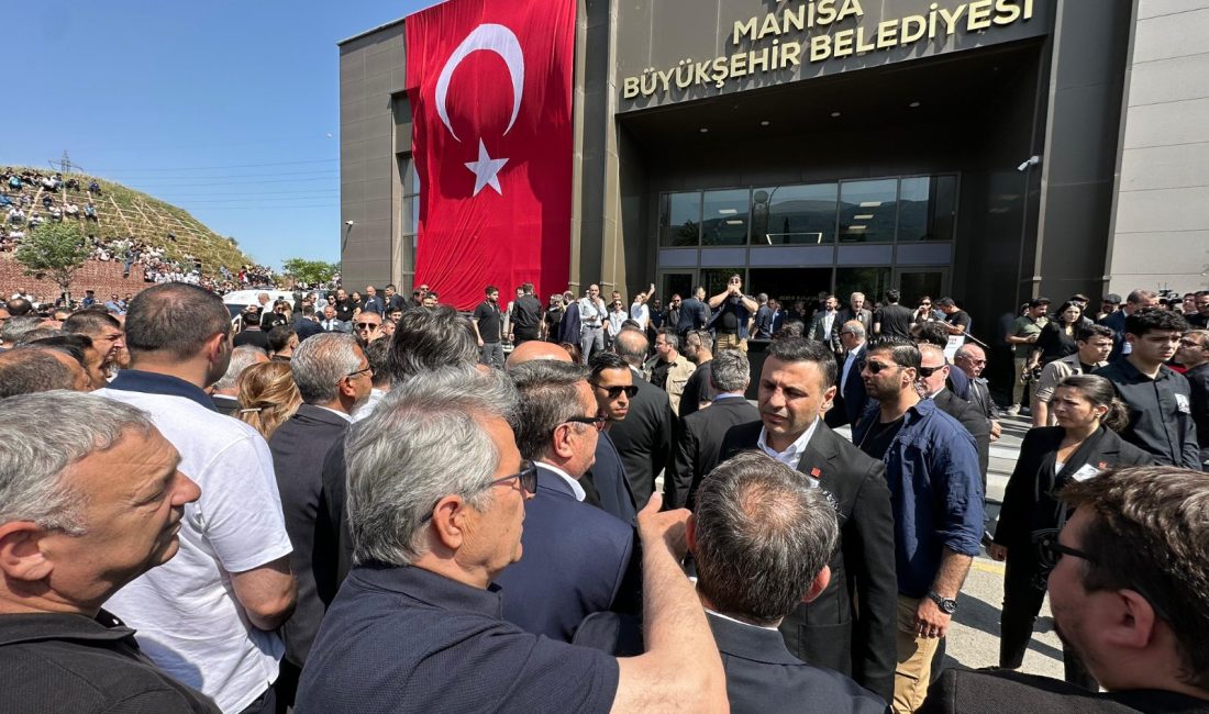 Mirza, Ferdi Zeyrek’i son yolculuğunda yalnız bırakmadı Manisa Büyükşehir Belediye Başkanı Ferdi Zeyrek için düzenlenen cenaze törenine