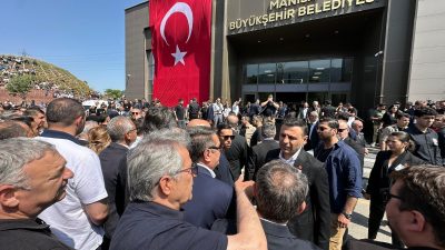 Manisa Büyükşehir Belediye Başkanı Ferdi Zeyrek için düzenlenen cenaze törenine